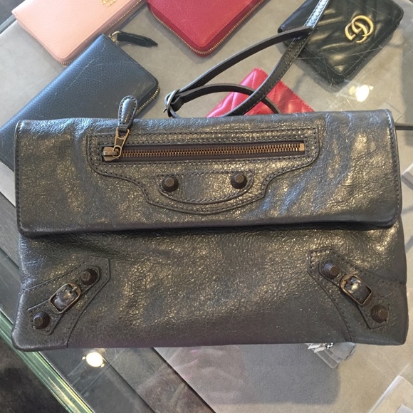 BALENCIAGA Classic Envelope Strap Bag in Gris Fossile - Picture 6 of 6